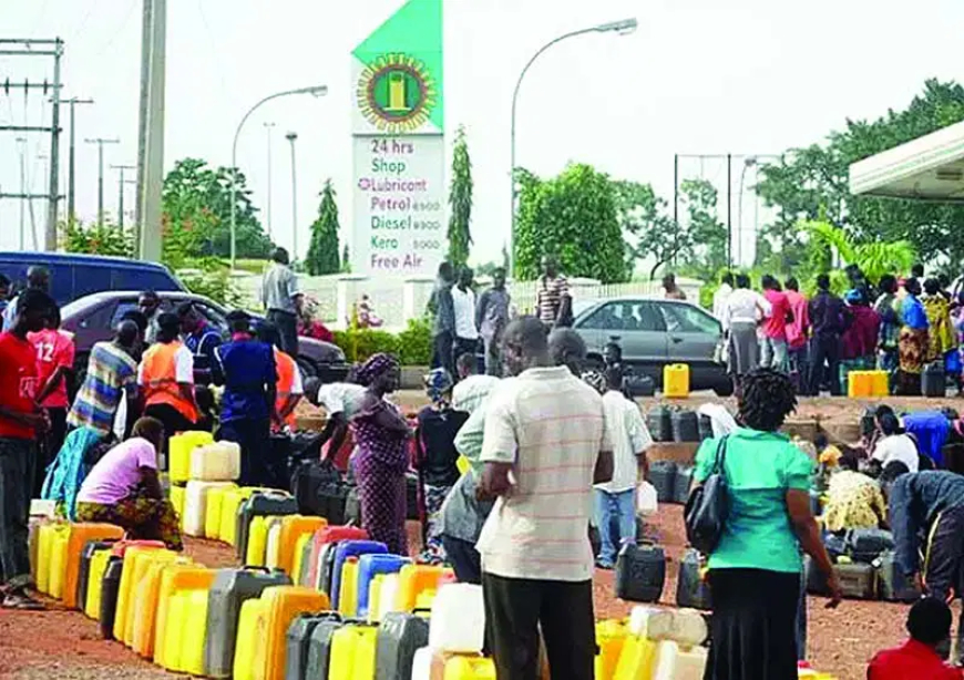 Fuel Scarcity: At N850/ltr queues resurface in Lagos; motorists, commuters groan