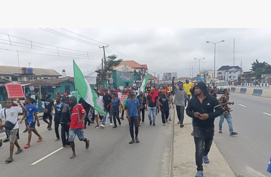 #EndBadGovernanceInNigeria: Rivers protesters block major road