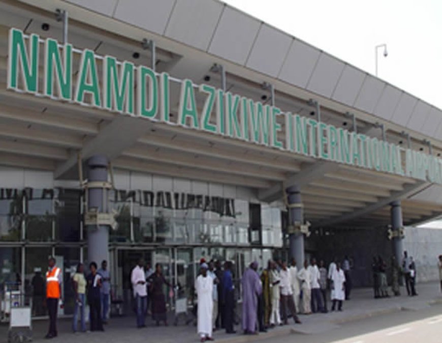 Passengers panic as plane windshield breaks in Abuja