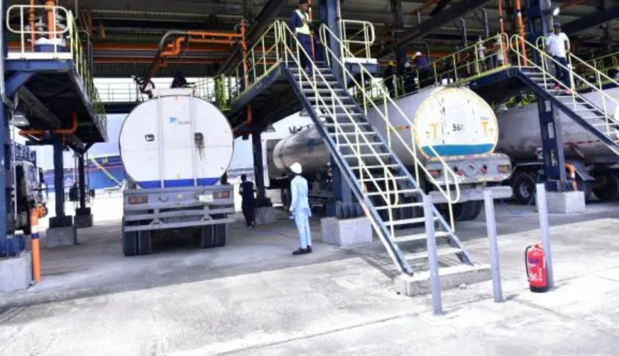 Dangote Refinery cuts petrol price to N774 per litre