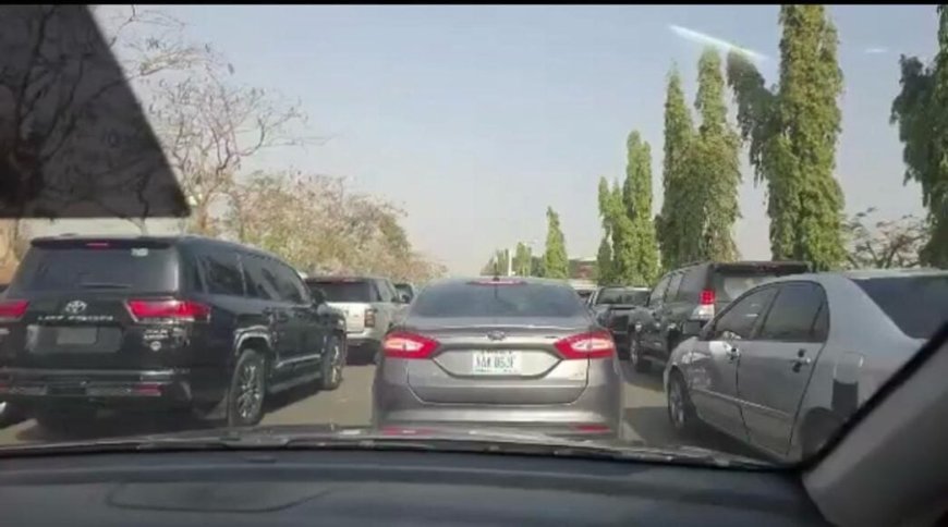 Nigerians lament gridlock at airport gates as FAAN rolls out new cashless payment system